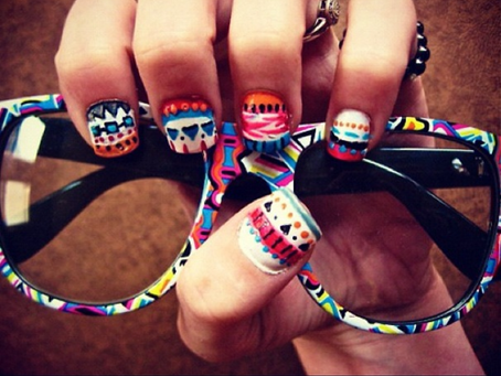 Assortir ses ongles à ses lunettes Tendance 2019