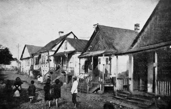 ליל הסדר בז'טל: סמטאות העיירה עם בתי עץ ואנשים, תצלום מתוך פנקס ז'טל 1957