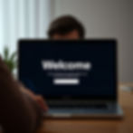 Ein Kunde der in Seinen Laptop schaut und eine Willkommen Seite sieht..jpg