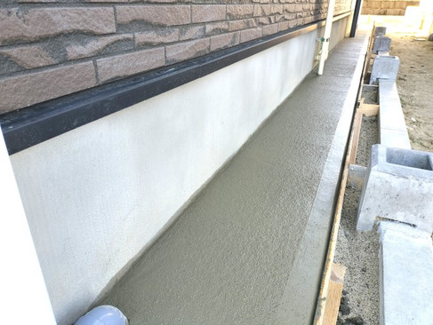 外構工事犬走の打設・刷毛引き仕上げ