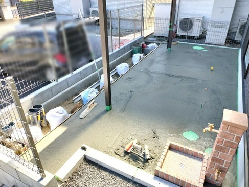 外構工事コンクリート打設中