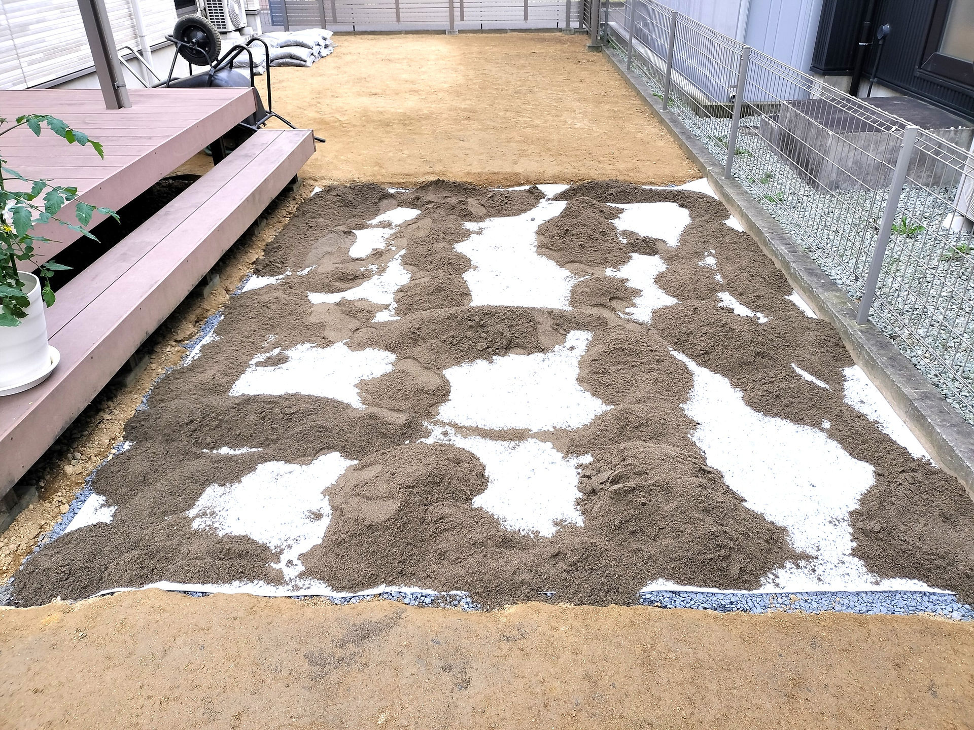 外構工事透水シート・砂敷き