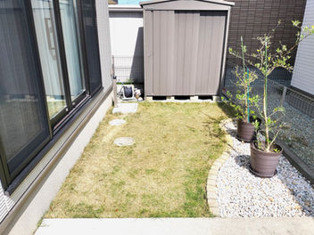 仙台市|人工芝のお庭と駐輪スペース・1