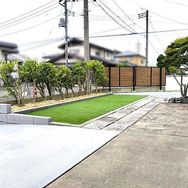 車1台分の駐車スペースを拡張しました。コーナー部分には目隠しフェンスを設置。お庭のシンボルとなるディーズガーデンの木調枕木がとてもおしゃれです。