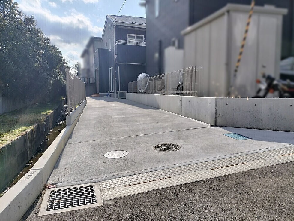 after（アプローチ）：全面にコンクリートを打って駐車場にしました。
