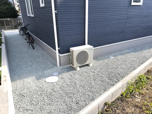 外構工事防草シートと青目砕石敷き