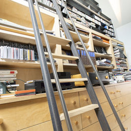 Bibliothèque à CD avec échelles mobiles