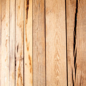 Porte coulissante en acier brut ciré et en chêne massif brut de sciage.