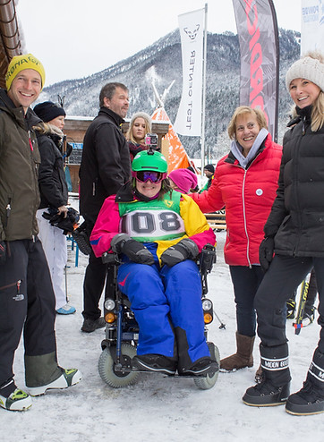 Christine im Ziel mit Freunden und Familie