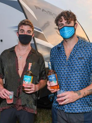 Concierto Drive–In de "The Chainsmokers" dedicado a la caridad se sale de control