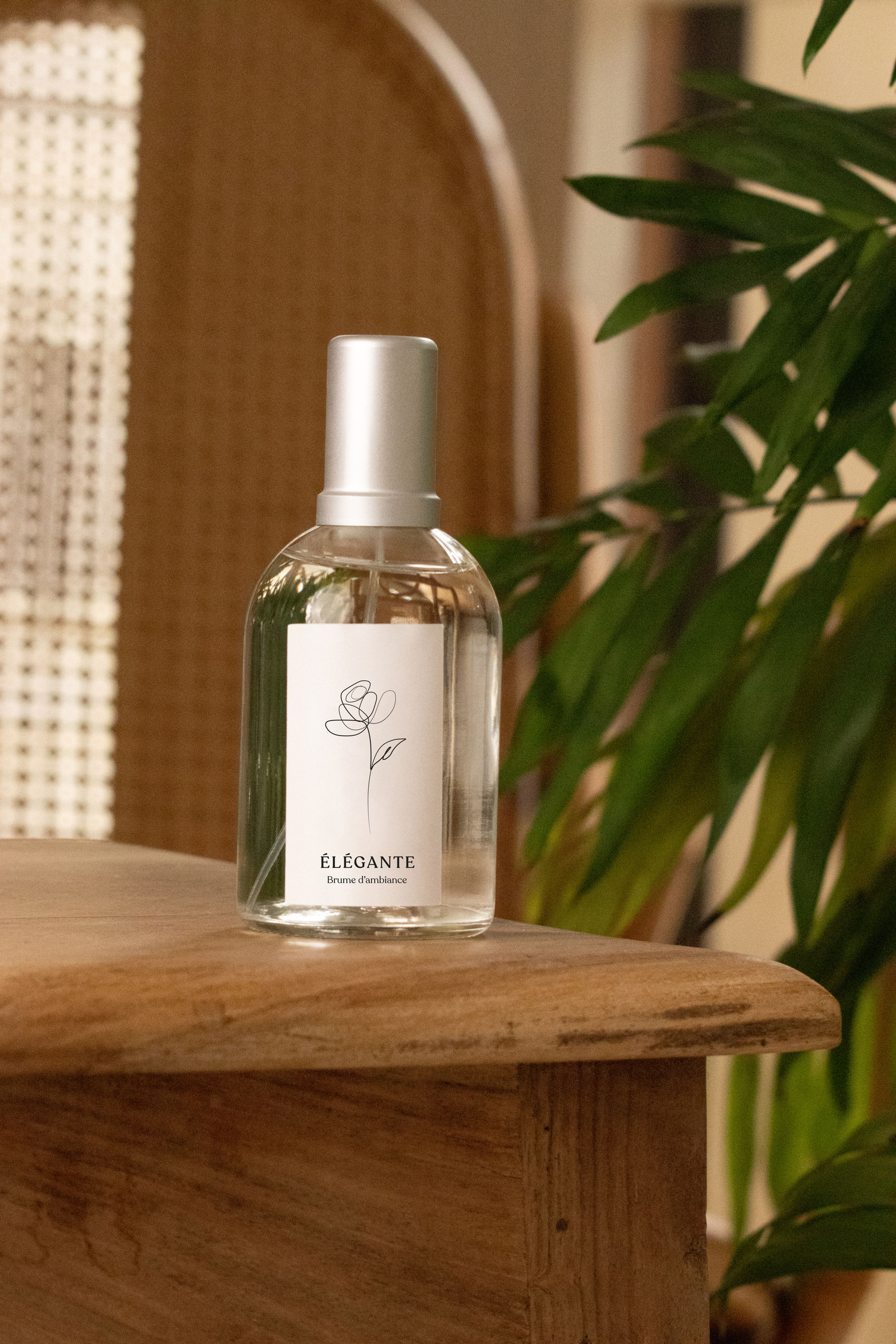 Brume d'ambiance au bois noir, flacon en verre.