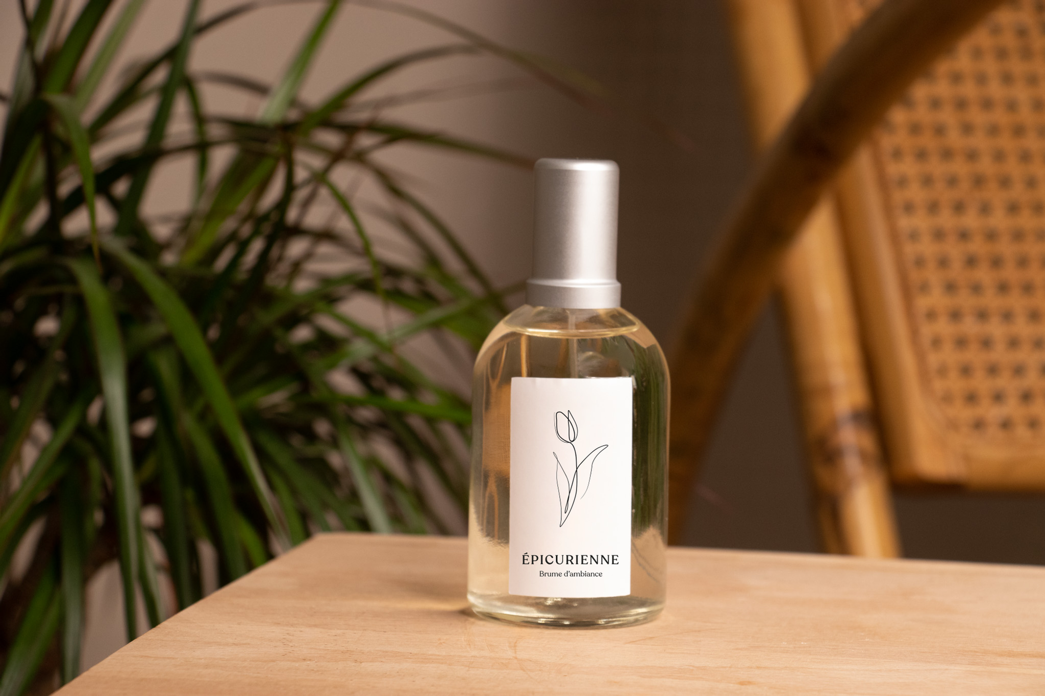 Brume d'ambiance au thé vert, flacon en verre. Étiquette rectangulaire illustrant une tulipe