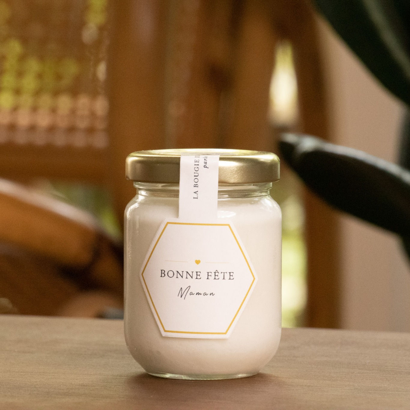 Une bougie parfumée au miel contenu dans un joli pot de miel. Le parfait cadeau pour souhaiter une bonne fête à sa maman