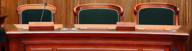 Gerichtssaal - Anwalt Arbeitsrecht | DR. THORN Rechtsanwälte PartGmbB, Clemensstrasse 30, 80803 München