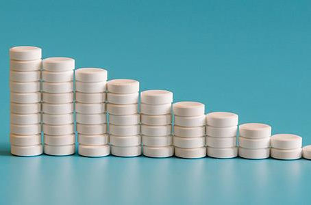 Ψάχνουν κονδύλι για τα εμβόλια, σκέψεις για κλειστό προϋπολογισμό στα αιμοπαράγωγα