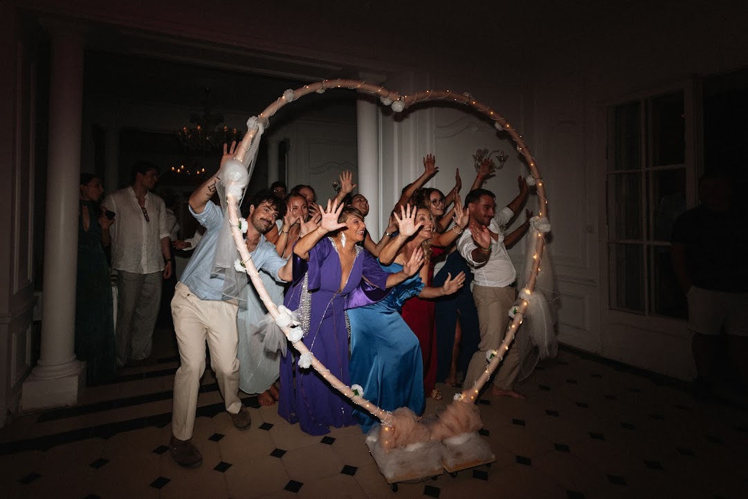 Danse collective de mariage pour choisir une musique d'ouverture de bal
