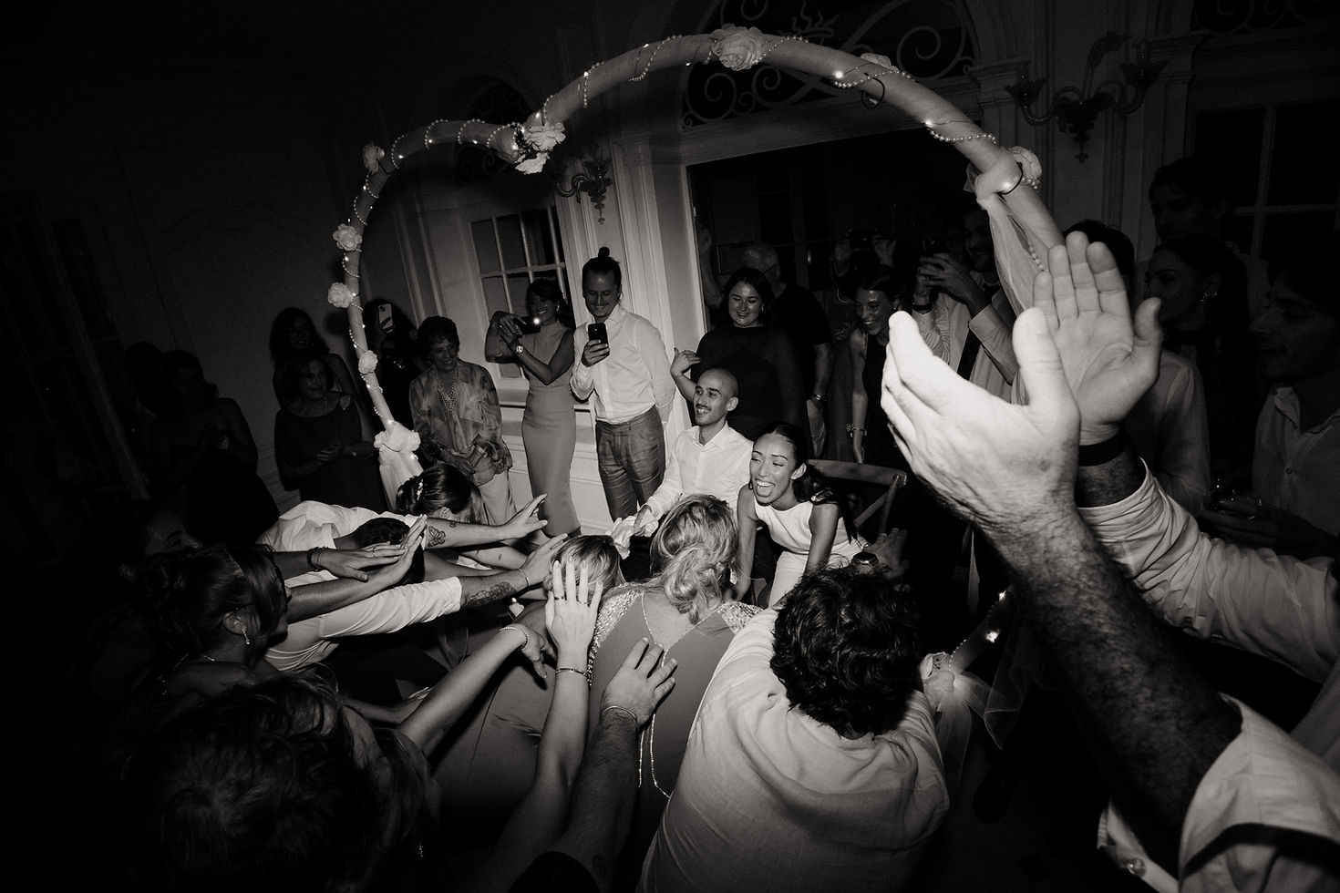 Invités réunis autour des mariés pendant une animation dansée et festive lors d'un mariage
