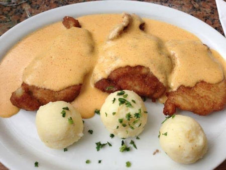 PAPRIKASCHNITZEL & KNOEDEL