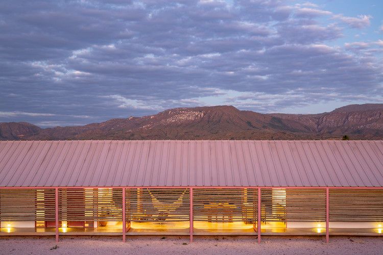 Figura 13: Lateral da Casa Calvalcante, na qual se vê o brise horizontal.Foto de Joana França.
Disponível em: Archdaily.