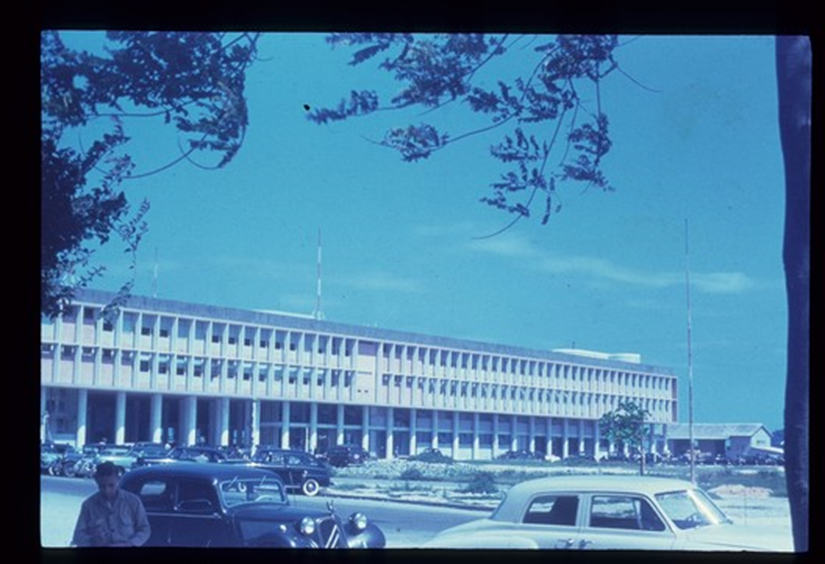 Figura 32: Fachada do edifício. Disponível em https://www.archdaily.com.br/br/01-144652/classicos-da-arquitetura-aeroporto-santos-dumont-slash-marcelo-e-milton-roberto/52489be4e8e44e67bf0002ab-classicos-da-arquitetura-aeroporto-santos-dumont-slash-marcelo-e-milton-roberto-imagem?next_project=no