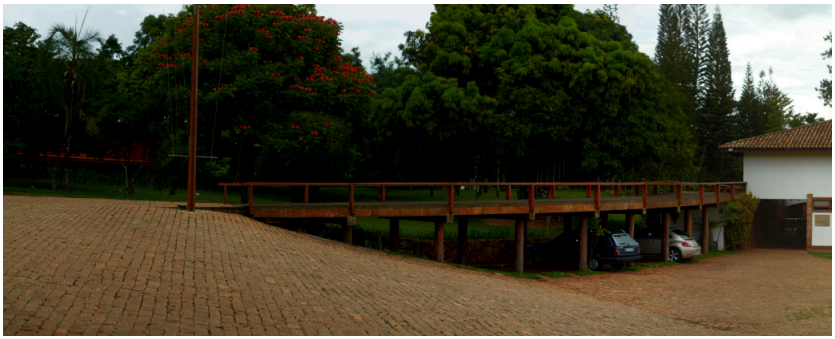 Figura 20: Vista externa da fachada - Ponte de acesso ao pavimento superior. Fonte: Filipe Pireneus Conde.