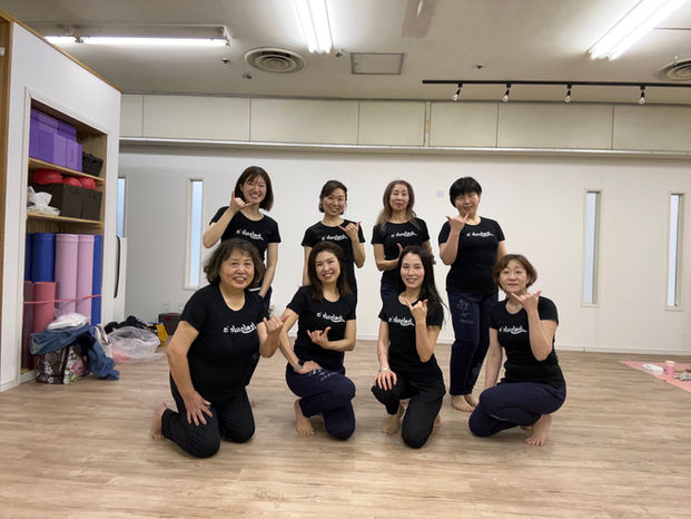 練習様子(土曜日フラダンスクラス集合写真）