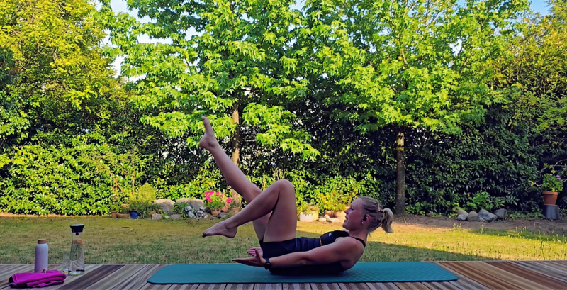 Pilates im Garten, Rückenlage, Bauchmuskeltraining