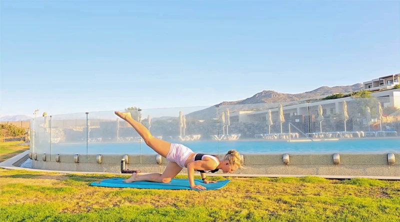 Pilates Wellnessurlaub, Push Up mit Bein gestreckt, Bauchmuskeltraining, Schwimmbad Pool