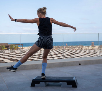 Step Aerobic von hinten im Sprung