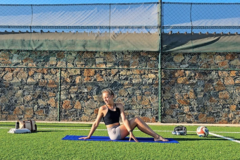 Pilates Campingurlaub, Sitz, Rotation Wirbelsäule, Blick nach hinten