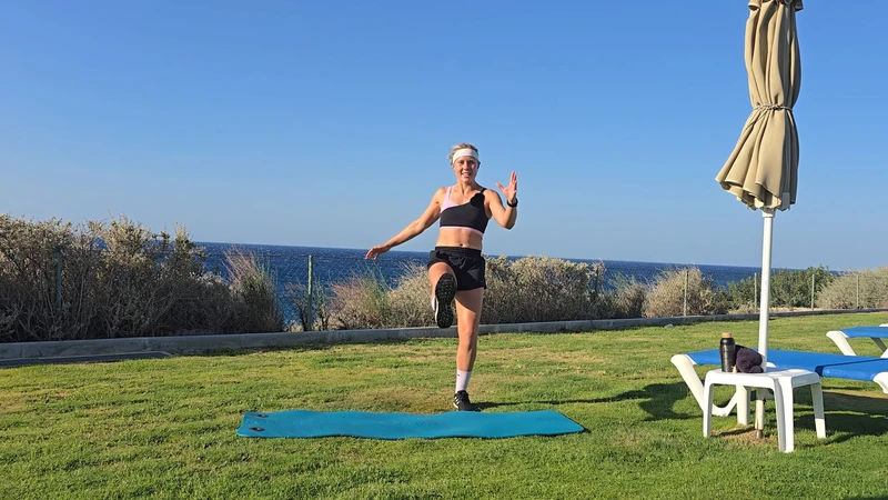 Cardio Workout, Knie heben, Kick, am Meer