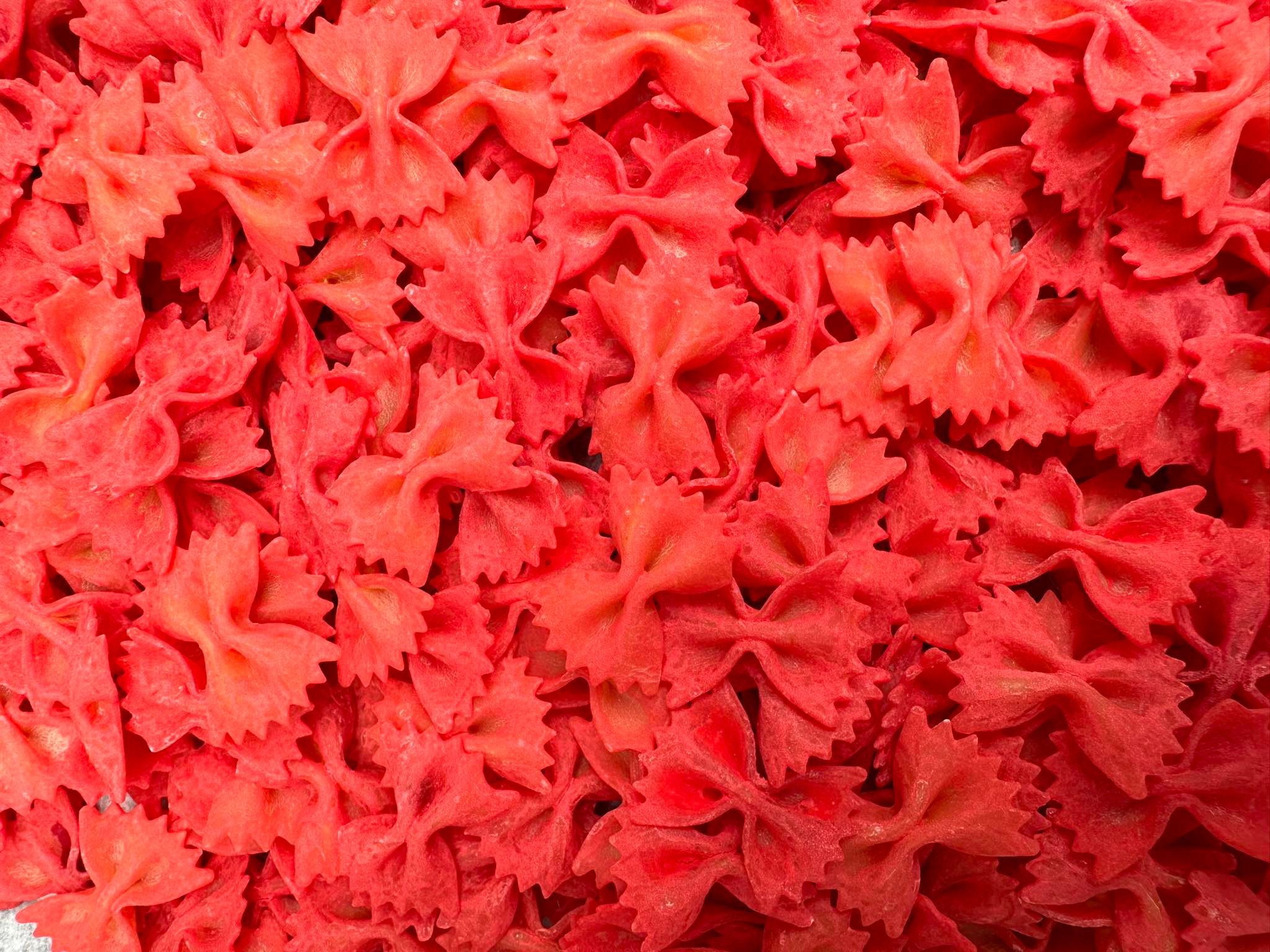 gekleurde farfalle pasta strikjes