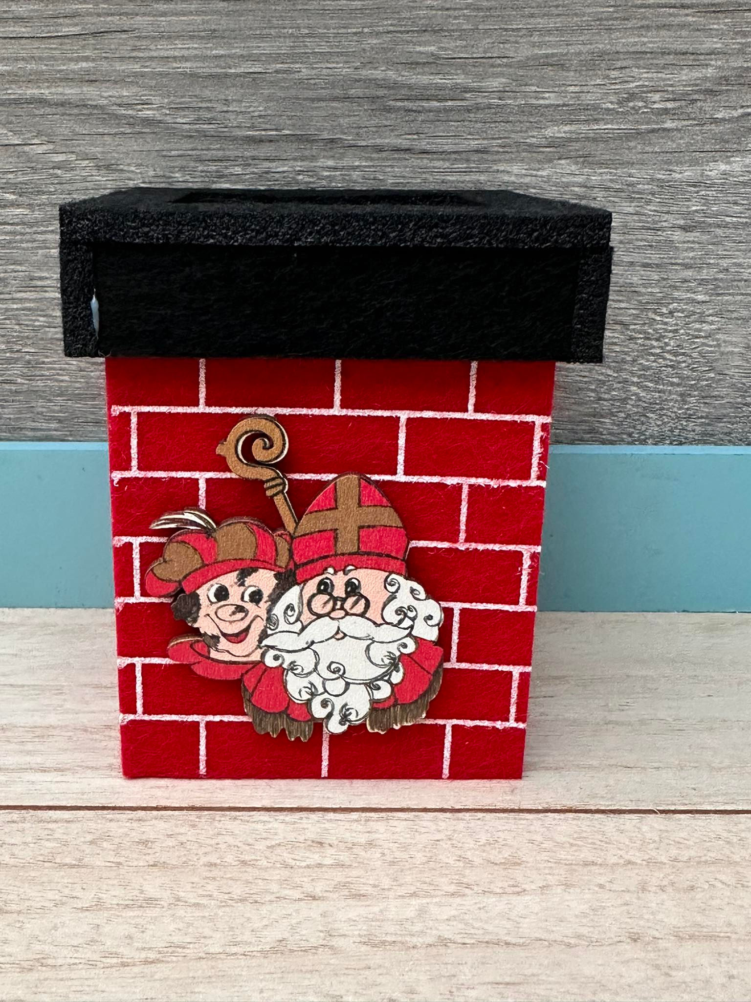 Vilten schoorsteen met Sint en Piet op