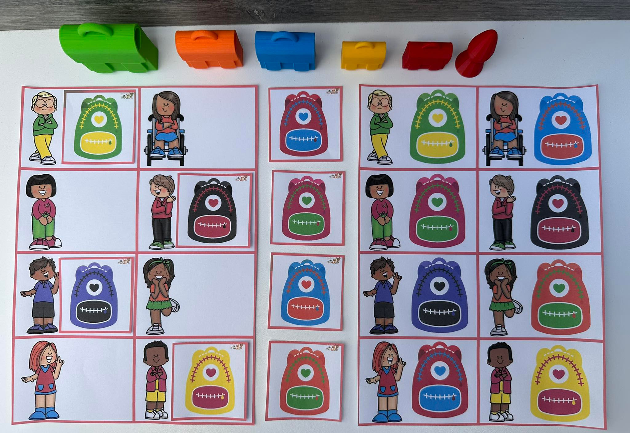 Gekleurde boekentasjes sorteren