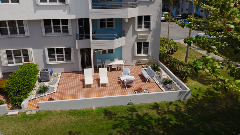 Vista aérea de la terraza privada de la unidad garden-level en Chalets de la Playa. Aerial view of the private garden-level patio at Chalets de la Playa.