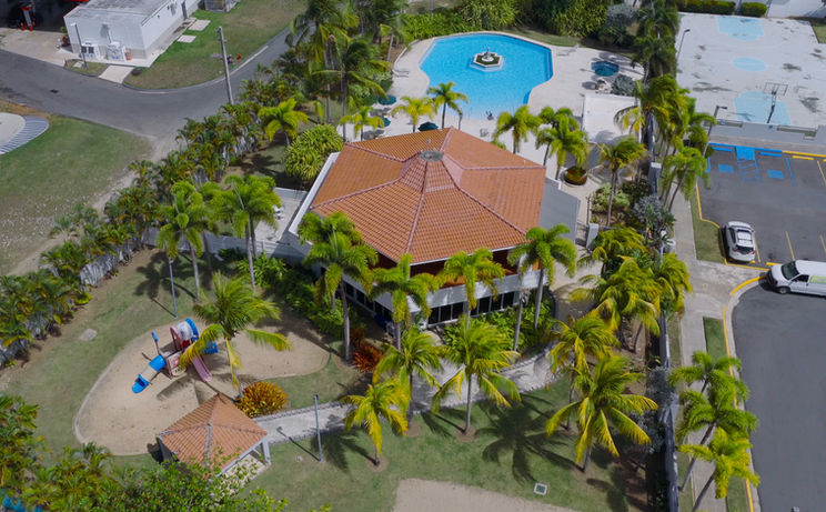 Área de gazebo, piscina y amenidades recreativas en Chalets de la Playa. Gazebo, pool, and recreational amenities at Chalets de la Playa.