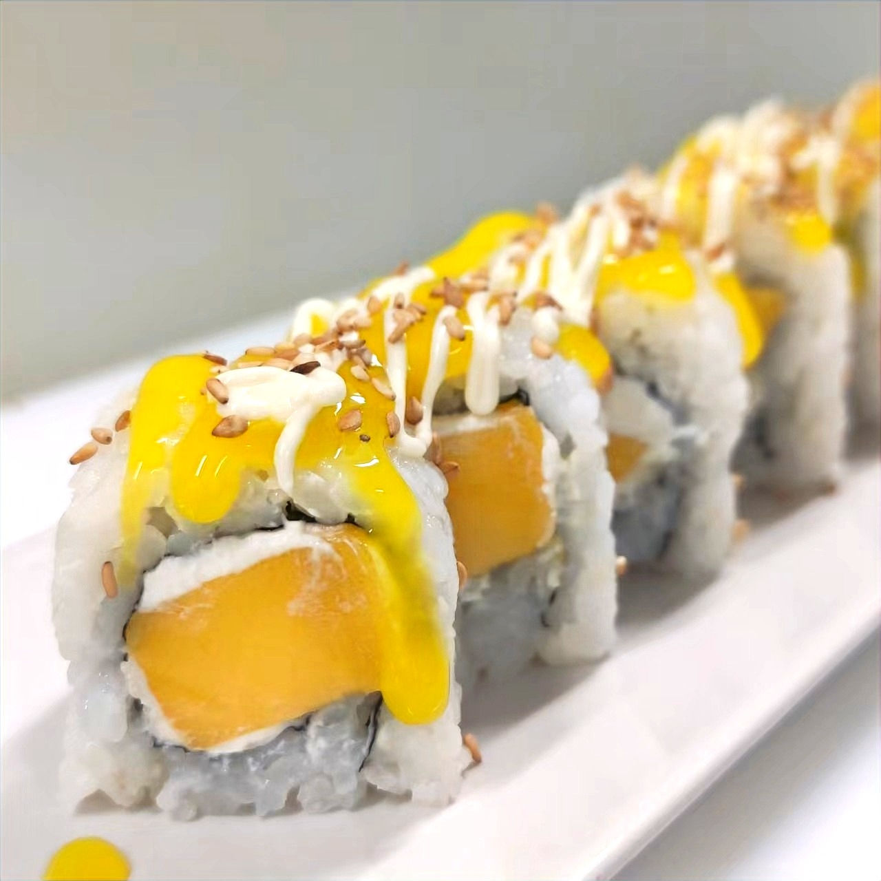 17. Uramaki de mango y queso (8uds.)