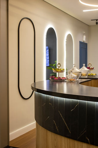 Balcão redondo em marcenaria com iluminação indireta