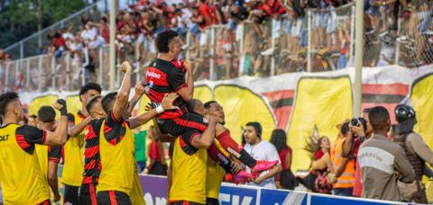 Euforia Rubro Negra: Vitória vence Paysandu e entra no G-8