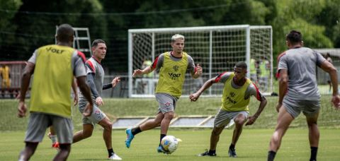 Cinco contratados do Vitória são regularizados na CBF