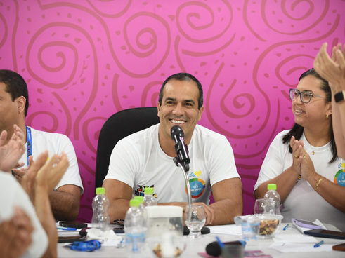 Prefeito Bruno Reis visita espaço “Bora Ambulantes" com pontos de hidratação e banho para os trabalhadores