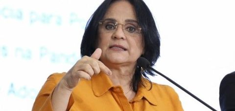 Damares recebe alta hospitalar após ser internada com paralisia facial