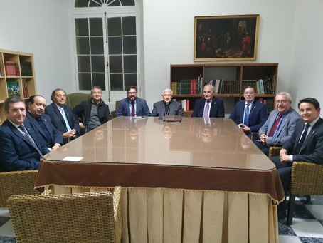 Monseñor Rafael Zornoza recibe al pregonero de la Semana Santa de Cádiz 2020 acompañado del Consejo
