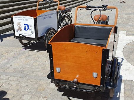 El Consejo entrega dos Ciclocarros adaptados para el reparto de comida a la asociación benéfica Des