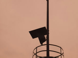 Imagen referencial de una luminaria urbana equipada con una cámara de vigilancia.