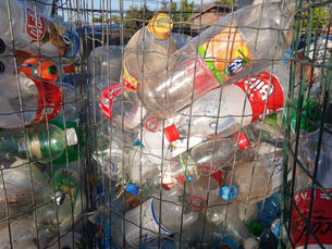 Punto de reciclaje para botellas plásticas en Santiago de Chile, imagen referencial sobre gestión de envases.
