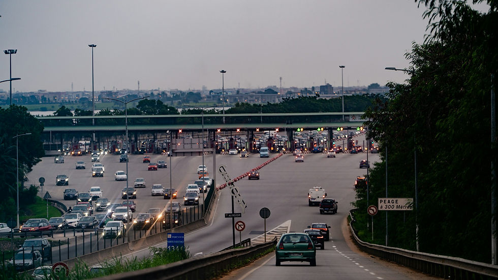 Imagen referencial de una plaza de peaje con vehículos en una autopista.