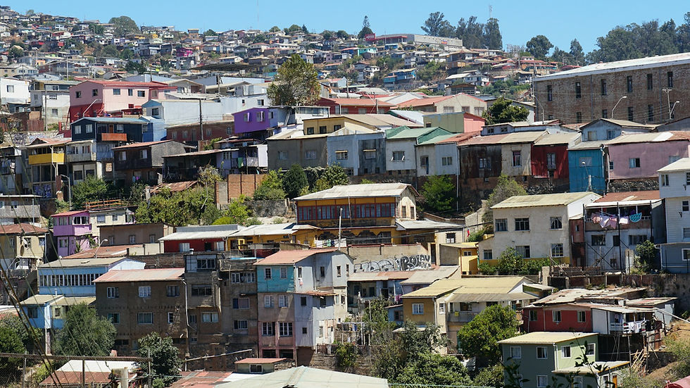 Vista referencial de viviendas de colores en los cerros de Valparaíso.