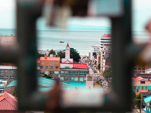 Vista urbana de Punta Arenas, en la Patagonia chilena, enmarcada por una abertura.