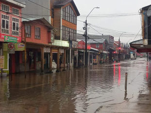 Desborde del río La Toma vuelve a inundar el centro de Ancud